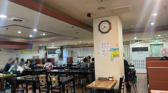 6일 서울 영등포구 콜라텍 내부에 있는 식당에서 사람들이 식사를 하고 있다. 문지수 기자