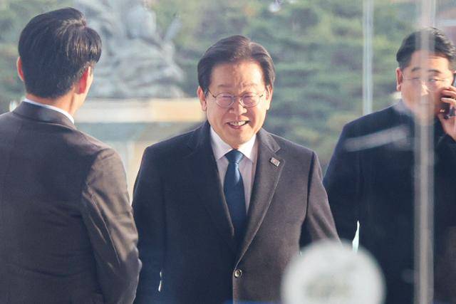 위증교사 혐의 재판 1심 선고에서 무죄 판결을 받은 이재명 더불어민주당 대표가 25일 오후 서울 여의도 국회로 복귀하며 미소 짓고 있다. 뉴시스