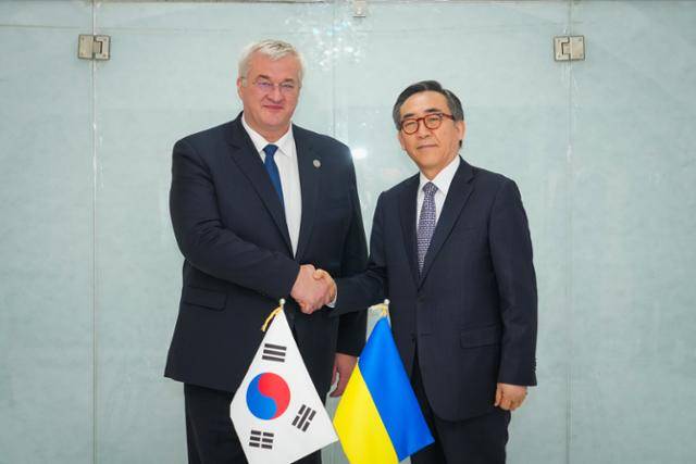 주요 7개국(G7) 외교장관 회의에 참석 중인 조태열 외교부 장관이 25일 서울에서 안드리 시비하(Andrii Sybiha) 우크라이나 외교장관과의 양자회담에서 기념촬영을 하고 있다. 이날 조 장관은 북한군의 러시아 파병 등 우크라이나 전쟁 동향 및 우리의 대우크라이나 지원 관련 의견을 교환했다. 뉴스1