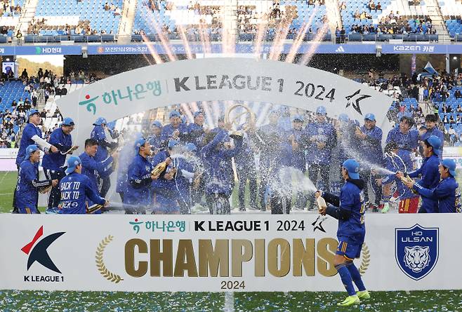 <yonhap photo-2979=""> 샴페인 세리머니 하는 울산 HD (울산=연합뉴스) 김용태 기자 = 23일 울산 문수축구경기장에서 하나은행 K리그1 2024 우승팀인 울산 HD 선수들이 샴페인을 터뜨리며 환호하고 있다. 2024.11.23 yongtae@yna.co.kr/2024-11-23 17:35:18/ <저작권자 ⓒ 1980-2024 ㈜연합뉴스. 무단 전재 재배포 금지, AI 학습 및 활용 금지></yonhap>