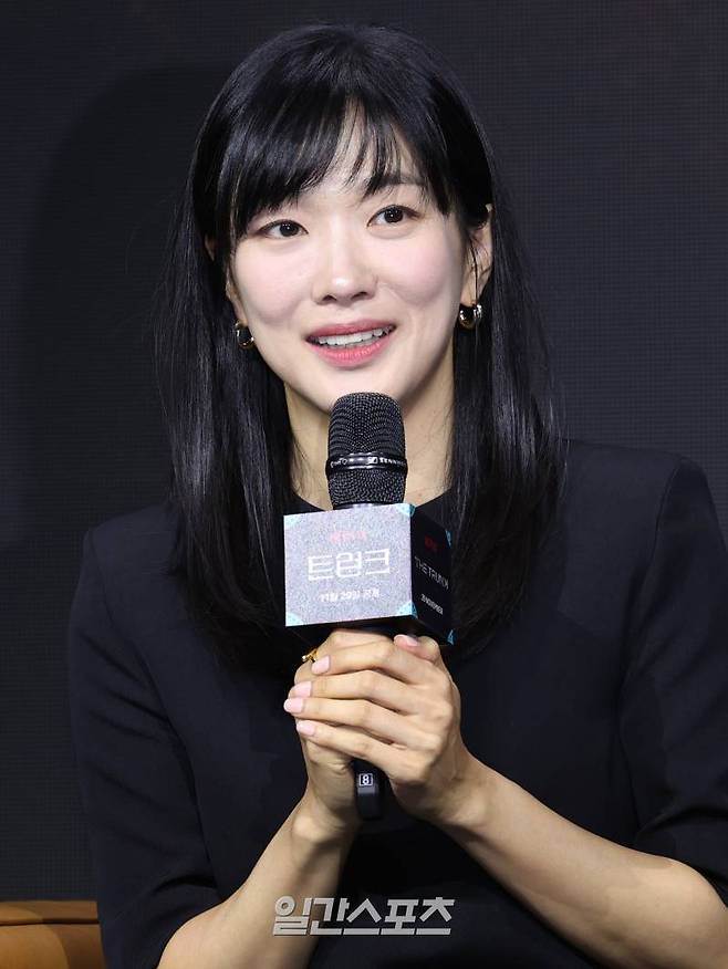 배우 정윤하가 26일 오전 서울 강남구 라움아트센터에서 열린 넷플릭스 오리지널 '트렁크' 제작발표회에 참석해 인사말을 하고 있다. '트렁크'는 호숫가에 떠오른 트렁크로 인해 밝혀지기 시작한 비밀스러운 결혼 서비스와 그 안에 놓인 두 남녀의 이상한 결혼 이야기. 29일 공개. 서병수 기자 qudtn@edaily.co.kr /2024.11.25/