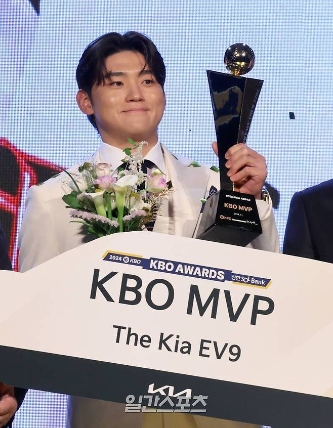 ‘2024 신한 SOL뱅크 KBO 시상식’이 26일 오후 서울 롯데호텔월드에서 열렸다. KIA 김도영이 MVP를 수상하고 포토타임을 갖고있다. 정시종 기자 capa@edaily.co.kr /2024.11.26.