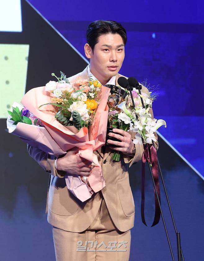 LG 홍창기가 26일 서울 롯데호텔월드에서 열린 시상식에서 출루왕 소감을 밝히고 있다. 정시종 기자 capa@edaily.co.kr /2024.11.26.