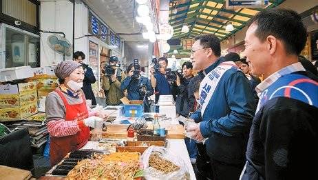 지난 10월 22일 경기도 안양시 안양중앙시장에서 김병환 금융위원장(오른쪽 둘째) 등 관계자들이 전통시장 상인들을 대상으로 새출발기금을 알리는 홍보활동을 하고 있다. [사진 캠코]