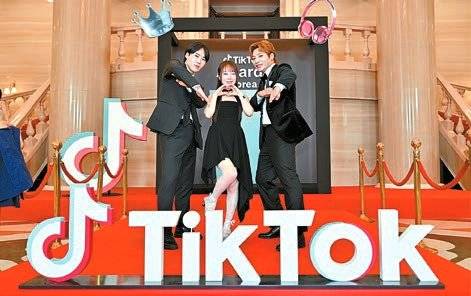 틱톡 어워즈에 앞서 크리에이터 팀일루션 정심빈, 젤리타수, 노성율이 즐거운 표정으로 기념사진을 찍으며 분위기를 띄웠다.