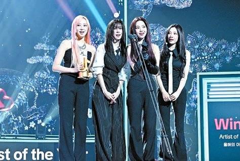 ‘올해의 아티스트상’을 받은 그룹 에스파는 무대에 올라 수상소감을 전했다.