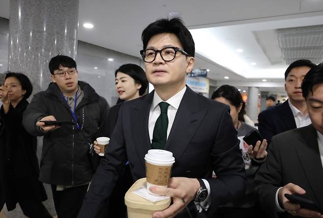▲ 국민의힘 한동훈 대표가 26일 오전 국회 의원회관에서 열린 국민의힘 초선의원 공부모임 네 번째 '지방시대, 지속가능한 대한민국 성장 동력'에 참석했다 나오며 취재진의 질문을 받고 있다. [연합뉴스]