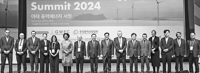 26일 인천 송도컨벤시아에서 열린 ‘2024 아시아태평양 풍력에너지 서밋’에서 우원식 국회의장(왼쪽 아홉 번째)과 유정복 인천시장(왼쪽 여덟 번째), 벤 백웰 세계풍력에너지위원회(GWEC) 대표(오른쪽 일곱 번째), 김형근 한국풍력산업협회장(오른쪽 여섯 번째) 등이 기념촬영을 하고 있다.   한국풍력산업협회 제공