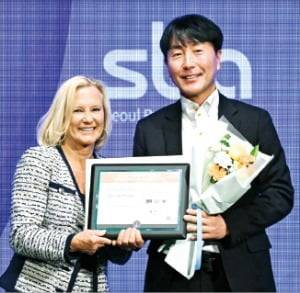 김현우 서울경제진흥원(SBA) 대표(오른쪽)가 지난 4월 미국 뉴욕페스티벌에서 대한민국 공공 산업 분야 1위 브랜드 상을 수상하고 있다.  SBA 제공