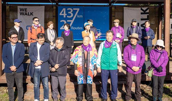 서명숙(뒷줄 가운데 마이크) ㈔제주올레 이사장이 지난 7일 ‘2024 제주올레걷기축제’ 개막식에서 인삿말을 하고 있다. 이날 행사에는 규슈올레, 미야기올레, 대만천리길 등 해외 트레킹 단체 대표들도 함께했다.