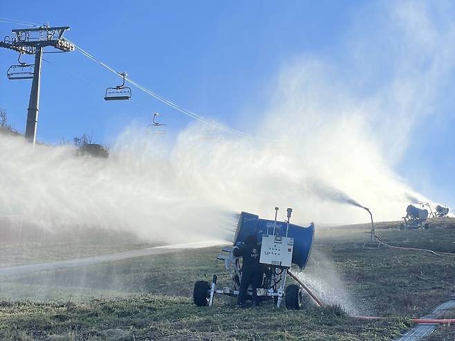 Snow machines are in operation at the slopes at High1 Reosrt in Jeongseon, Gangwon Province. (Kangwon Land)