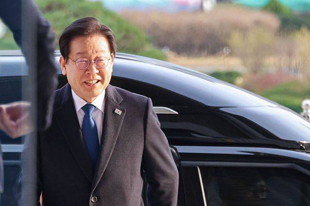 지난 25일 위증교사 혐의 재판 1심 선고에서 무죄 판결을 받은 이재명 더불어민주당 대표가 서울 여의도 국회로 복귀하며 미소짓고 있다. 뉴시스