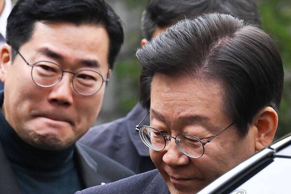 민주당 박찬대 원내대표가 이재명 대표를 배웅하면서 눈물을 쏟기 일보 직전의 모습을 보여주고 있다. 연합뉴스