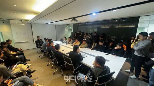 ▲26일 JTBC 플러스와 JTBC 디스커버리 소속 직원들이 중앙일보 사옥에서 대책회의하는 모습. 이날 전 직원들이 홍성완 JTBC 플러스 대표이사 및 중앙그룹 스포츠비즈니스군 부회장에게 회의장에 나와달라고 요청했으나, 그는 모습을 드러내지 않았다.