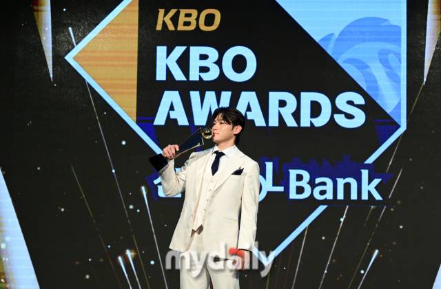 2024년 11월 26일 오후 서울 잠실 롯데호텔 월드에서 '2024 KBO 시상식'이 열렸다. KIA 김도영이 MVP를 수상한 뒤 트로피 키스를 하고 있다./잠실=유진형 기자 zolomg@mydaily.co.kr