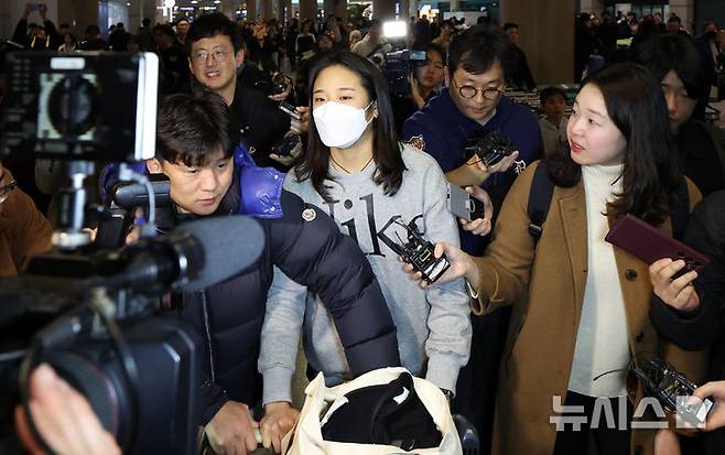 [인천공항=뉴시스] 김선웅 기자 = 중국에서 열린 2024 세계배드민턴연맹 월드투어 슈퍼 750 마스터스에서 우승한 배드민턴 안세영(삼성생명)이 25일 인천국제공항을 통해 귀국하고 있다. 2024.11.25. mangusta@newsis.com