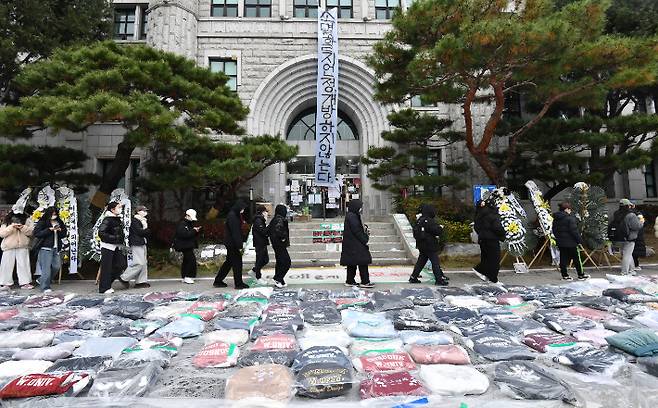 동덕여자대학교 총학생회를 비롯한 재학생들이 20일 오후 서울 성북구 동덕여자대학교에서 열린 남녀공학 전환과 총장 직선제 문제를 논의하는 학생총회에 참석하기 위해 줄을 서고 있다. 류영주 기자