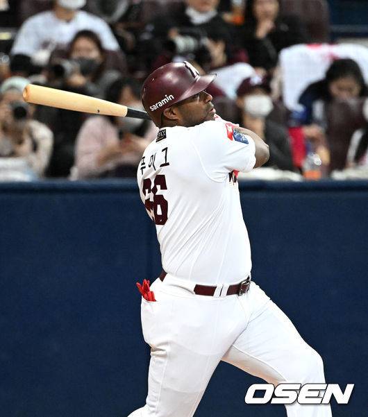 [OSEN=고척, 이대선 기자] 4일 오후 서울 고척스카이돔에서 2022 신한은행 SOL KBO리그 포스트시즌 한국시리즈 3차전 키움 히어로즈와 SSG 랜더스의 경기가 열렸다.4회말 1사에서 키움 푸이그가 좌중간 2루타를 치고 있다. 2022.11.04 /sunday@osen.co.kr