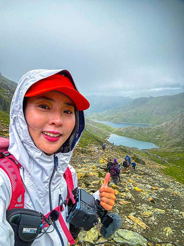 비바람이 몰아치자 서둘러 하산하는 사람들.