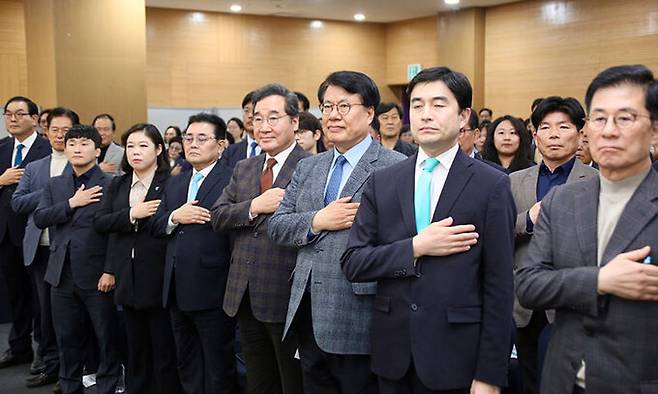 새미래민주당(새민주당) 전병헌 대표(앞줄 오른쪽 다섯째)와 이낙연 상임고문(〃 네 번째) 등 지도부와 당원들이 지난 10일 서울 영등포구 하이서울유스호스텔에서 열린 제2창당 결의대회에서 국기에 대한 경례를 하고 있다. 새민주당 제공