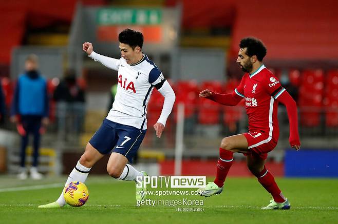 ▲ 살라는 "12월이 거의 다 되어 가는데 리버풀에 잔류&nbsp;제안을 받지 못했다. 내가 수년 동안 클럽에 있었다는 것을 알고 계실 것이다. 이런 클럽은 없다. 그러나 결국 그것은 내 손에 달려 있지 않다. 지금은 12월이고 아직 내 미래에 대해 아무것도 듣지 못했다. 나는 팬들을 사랑한다. 팬들도 나를 사랑한다. 결국은 내 손에 달린 것도 아니고 팬들의 손에 달린 것도 아니다”라고 말했다. 내년 여름 리버풀을 자유계약대상자로 떠날 가능성이 크다. 손흥민도 계약 만료 끝에 1년 연장 옵션만 발동된 상황이다.