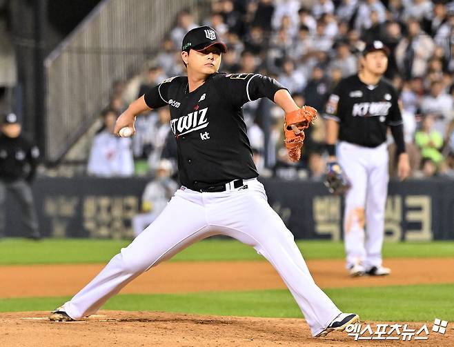 2일 오후 서울 송파구 잠실야구장에서 열린 '2024 신한 SOL Bank KBO 포스트시즌' KT 위즈와 두산 베어스의 와일드카드 결정전 1차전 경기, 7회말 KT 김민이 엄상백의 유니폼을 입고 투구하고 있다. 엑스포츠뉴스 DB