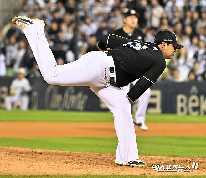 2일 오후 서울 송파구 잠실야구장에서 열린 '2024 신한 SOL Bank KBO 포스트시즌' KT 위즈와 두산 베어스의 와일드카드 결정전 1차전 경기, 7회말 KT 김민이 엄상백의 유니폼을 입고 투구하고 있다. 엑스포츠뉴스 DB