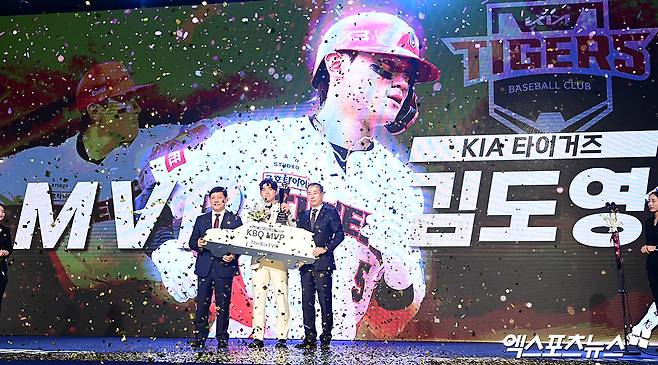 26일 오후 서울 신천동 롯데호텔 월드 크리스탈볼룸에서 열린 '2024 신한은행 SOL Bank KBO 시상식'에 참석한 KIA 김도영이 MVP 수상 기념 촬영을 하고 있다. 잠실, 박지영 기자