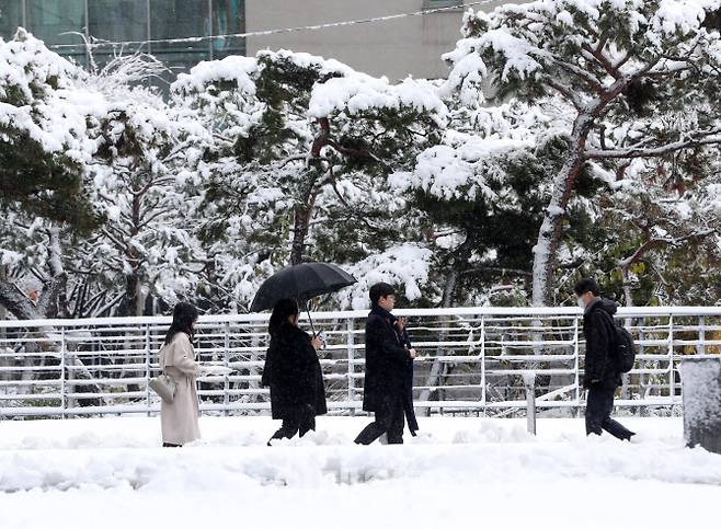 폭설이 내린 27일 서울 광화문 일대에서 시민들이 출근길을 서두르고 있다. (사진=김태형 기자)