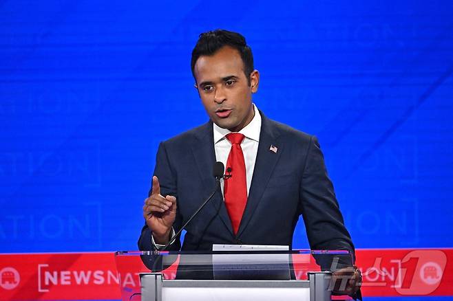 전 미국 공화당 대선 후보인 비벡 라마스와미가 지난 2023년 12월 6일 앨라배마주 터스컬루사에서 열린 공화당 프라이머리 토론에 참석해 발언을 하고 있다. 도널드 트럼프 대통령 당선인은 12일 (현지시간) 대선 후보인 비벡 라마스와미가 일론 머스크 테슬라 CEO와 정부 효율부를 이끌 것이라고 밝혔다. 2024.11.13 ⓒ AFP=뉴스1 ⓒ News1 우동명 기자