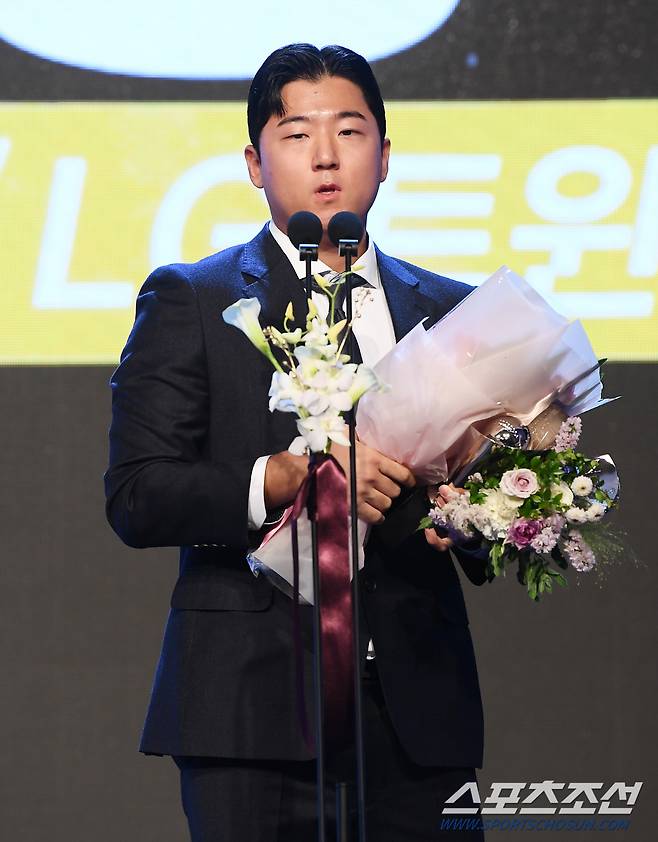 2024 KBO 시상식이 26일 오후 서울 송파구 롯데호텔월드에서 열렸다. 퓨처스리그 평균자책점상과 승리상을 수상한 LG 트윈스 송승기가 수상소감을 말하고 있다. 정재근 기자 cjg@sportschosun.com/2024.11.26/
