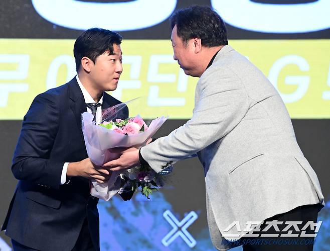26일 롯데호텔월드에서 열린 2024 KBO 시상식,퓨쳐스 퓨쳐스 남부리그 평균자책점상과 승리상을 수상한 LG 송승기가 차명석 단장의 축하를 받고 있다. 잠실=허상욱 기자 wook@sportschosun.com/2024.11.26/