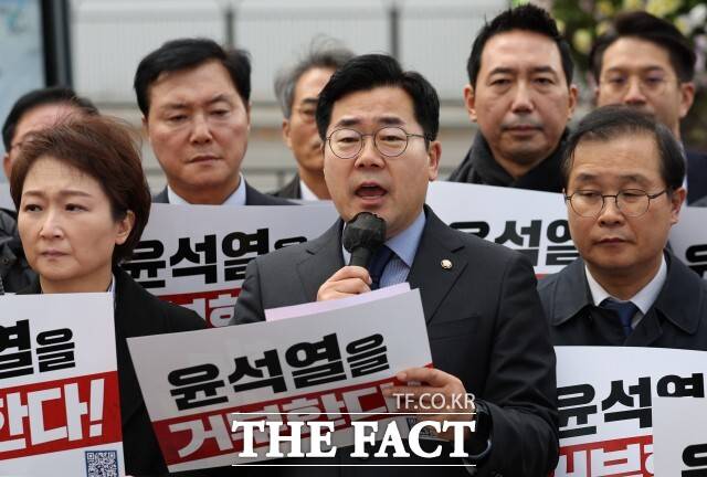 윤석열 대통령이 26일 김건희 특검법에 재의요구권(거부권)을 행사했다. 더불어민주당은 이재명 대표의 위증교사 사건 1심 무죄를 기폭제 삼아 특검법 재표결에 총력을 다할 전망이다. 박찬대 원내대표가 서울 용산구 대통령실 앞에서 열린 김건희특검법 거부권 규탄 긴급기자회견에서 발언하고 있다. /뉴시스