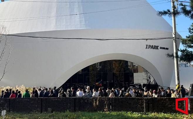 지난 22일 개관한 서울원 아이파크 갤러리에 방문객들이 입장하기 위해 대기하고 있다. HDC현대산업개발 제공