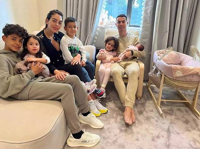 축구 선수 크리스티아누 호날두와 여자친구 조지나 로드리게스, 호날두 자녀들. /인스타그램