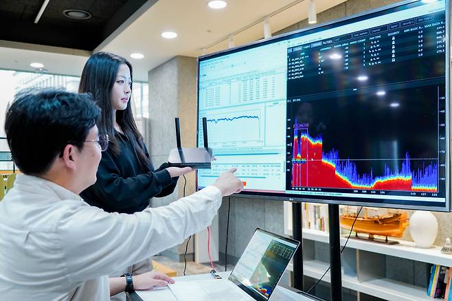 SK브로드밴드 직원들이 ‘차세대 가정용 와이파이7 공유기’ 성능을 검증하는 모습. /SK브로드밴드