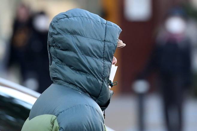 초겨울 추위가 이어진 19일 오전 대구 도심에서 두터운 외투와 방한용품을 챙겨 나온 시민들이 발걸음을 재촉하고 있다. 2024.11.19/뉴스1 ⓒ News1 공정식 기자 /사진=뉴스1