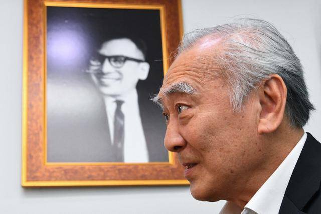 장호권 장준하기념사업회 회장의 모습 너머로 그의 부친인 장준하 선생의 흑백 사진이 보인다. 류기찬 인턴기자