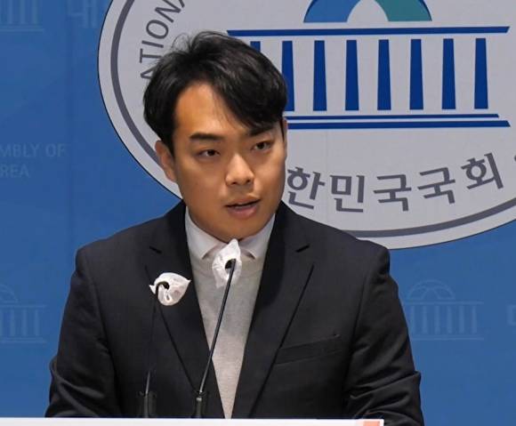 국민의힘 이윤규 전 청년보좌역이 오늘 국회 소통관에서 출마선언을 하고 있다. [사진=국민의힘]