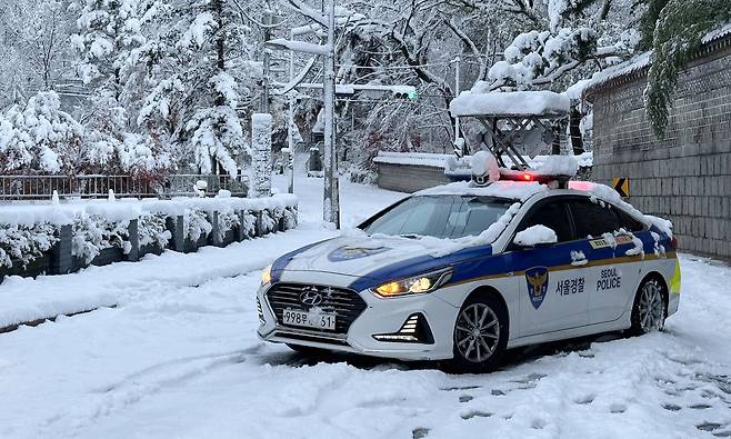 서울 전역에 대설주의보가 발효된 27일 서울 종로구에서 경찰이 삼청터널 입구를 통제하고 있다. 뉴스1
