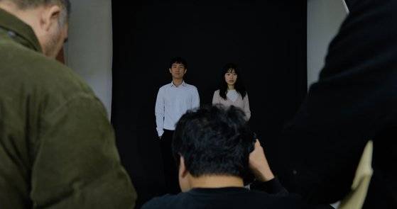 영화 '한 채'(20일 개봉)는 안정적인 삶을 꿈꾸며 가짜 가정이 된 두 가족이 서로를 통해 진짜 집을 지어가는 이야기를 담은 작품. 지적장애가 있는 30대 딸 고은(이수정)과 아버지 문호(임후성), 어린 딸을 둔 택배기사 도경(이도진), 두 가족이 아파트 불법 청약을 계기로 뒤얽히게 된다. 사진 씨네소파