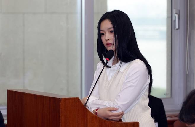 ▲ 지난달 15일 열린 환경노동위원회 국정감사에서 뉴진스 하니의 모습 [연합뉴스]&nbsp;