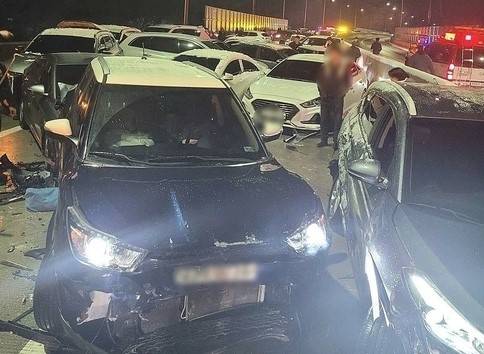 ▲ 27일 오후 강원 원주 한 도로에서 53대 간 추돌사고가 발생해 7명이 가벼운 상처를 입었다. [연합뉴스]