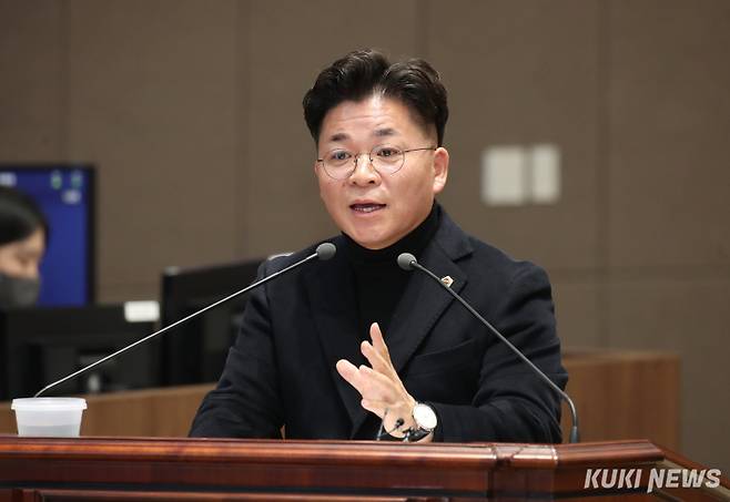 충남도의회 김민수 의원이 27일 열린 제356회 정례회 제3차 본회의에서 도정질문을 하고 있다.