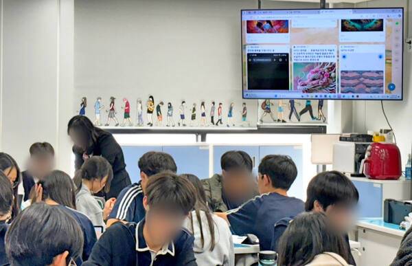 지난 8일 용인 수지구 이현중학교에서 열린 ‘이미지 생성 프로그램을 활용한 초현실주의 기법’ 대외 공개수업이 하명희 교사 주관으로 진행되고 있다. 이현중학교 제공