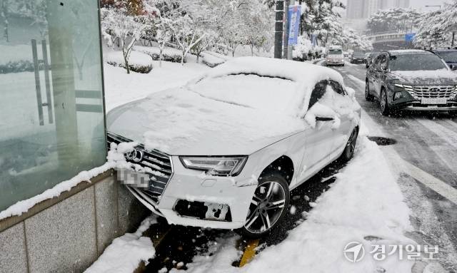 수도권에 첫 눈이 내린 27일 오전 경기지역 곳곳에 10cm가 넘는 눈이 내려 출근길 시민들이 불편을 겪었다. 윤원규기자