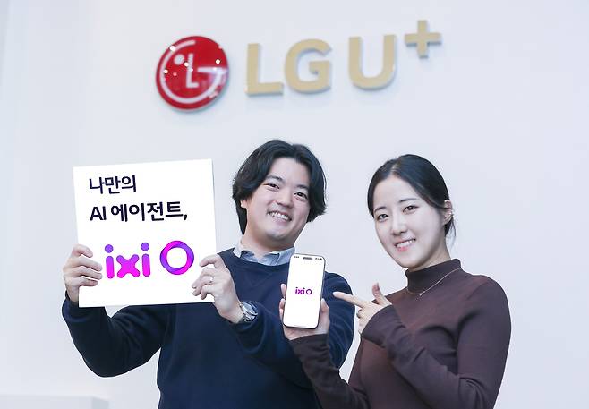 LG유플러스 직원들이 익시오 다운로드 10만건 돌파를 소개하는 모습. [LG유플러스 제공]