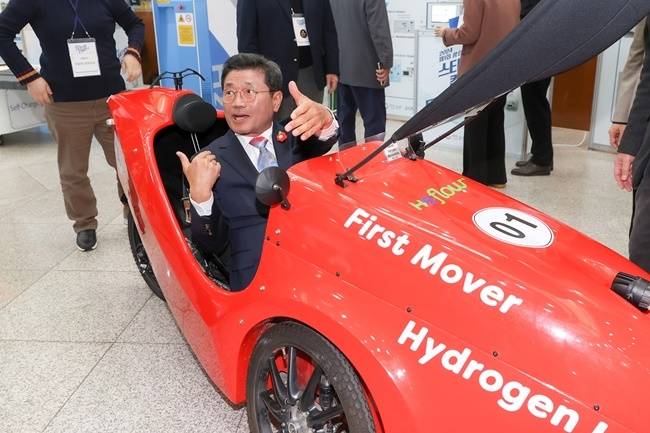 정인화 광양시장이 스타트업 행사장에서  수소연료 차량을 탑승하고 있다. [광양시 제공]