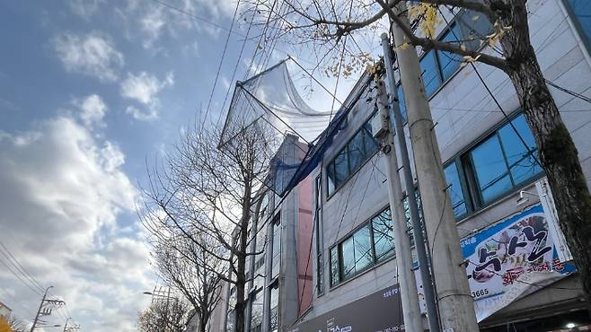 광주 광산구 월계동에서 강풍으로 인해 옥상에 설치된 구조물이 낙하해 나무와 전신주에 걸쳐있다. 광주 광산소방서 제공