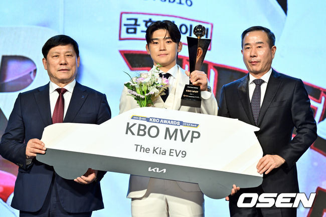 [OSEN=조은정 기자] 2024 신한 SOL뱅크 KBO 시상식이 26일 오후 서울 송파구 롯데호텔 월드 크리스탈볼룸에서 열렸다.이날 시상식에서는 퓨처스(2군)리그, KBO리그 투타 개인 부문별 1위 선수와 KBO 수비상에 대한 시상과 함께 정규시즌 최우수선수(MVP)와 신인상 주인공이 발표됐다.MVP를 수상한 KIA 김도영이 포즈를 취하고 있다. 2024.11.26 /cej@osen.co.kr